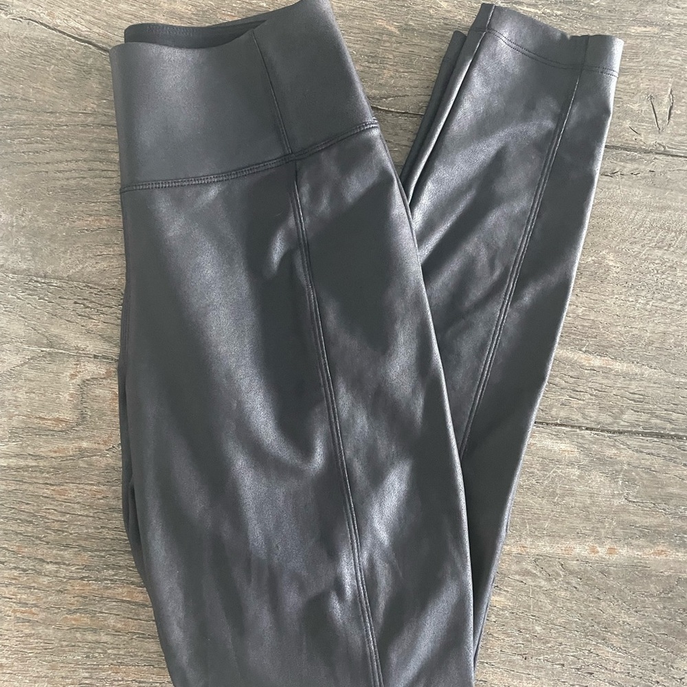 Athleta delancy gleam tight is xs petite in black.
